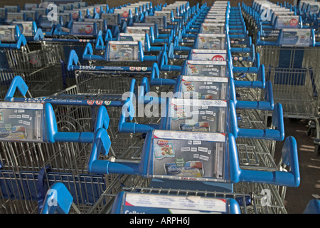 Supermercato Tesco carrelli di shopping Foto Stock