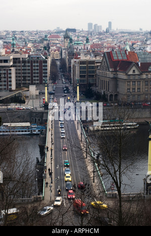 Vista su Ponte di Cechuv e Parizska. Staromestske Namesti e la chiesa di Santa Maria di Týn può essere visto in backround. Praga, Repubblica Ceca Foto Stock