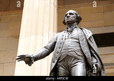 George Washington statua che si trova nella parte anteriore del Federal Hall National Memorial Manhattan New York STATI UNITI D'AMERICA Foto Stock