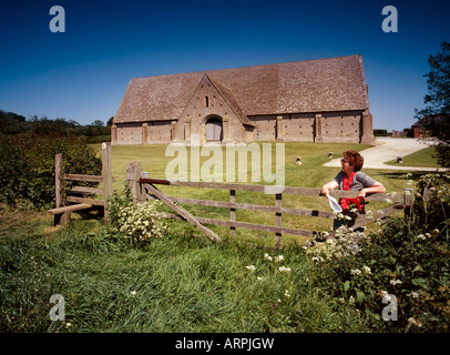 Donna TURISTICO A GRANDE COXWELL sala Tithe Barn OXFORDSHIRE UK Foto Stock