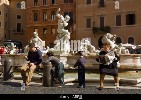 La popolazione locale a Piazza Navona Fontana di Nettuno, Italia Roma Foto Stock