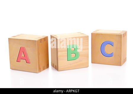 Tre lettera in legno blocchi con prime tre lettere dell'alfabeto isolati su sfondo bianco Foto Stock