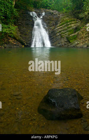 Pozo Azul cascata vicino Dominicalito Costa Rica America Centrale Foto Stock