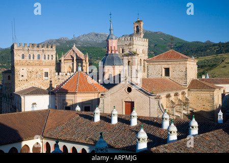 Guadalupe, Estremadura, Spagna. Torri del Real Monasterio de Santa María de Guadalupe, tetto del parador in primo piano. Foto Stock