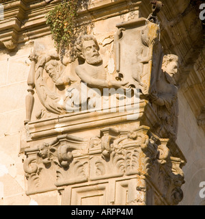 Trujillo, Estremadura, Spagna. Intricate sculture figure su un angolo del XVI secolo il Palacio de la conquista. Foto Stock