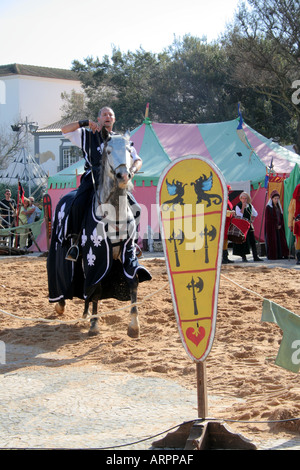 Cavallo lusitano mostra la carica del cavaliere in costume medievale al Corteo Storico Festival dos Descobrimentos Lagos Algarve Portogallo Foto Stock