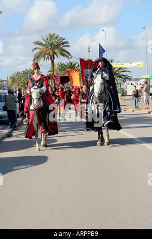 Cavallo lusitano piloti portando la storica Parade Festival dos Descobrimentos Lagos Algarve Portogallo Foto Stock