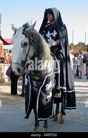Medieval Knight Rider e cavallo lusitano al Corteo Storico Festival dos Descobrimentos Lagos Algarve Portogallo Foto Stock