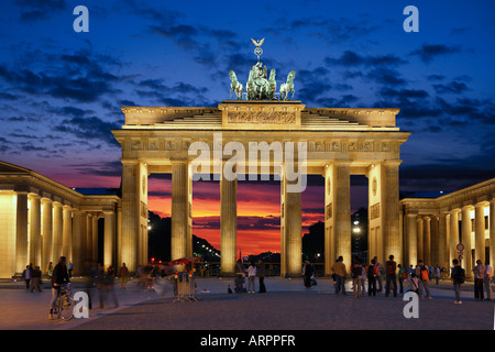 La porta di Brandeburgo a Berlino Foto Stock
