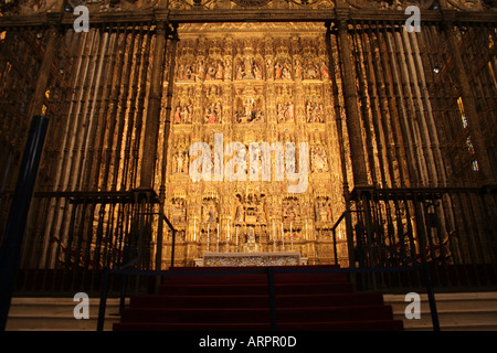 Bella illustrazione di filigrana all altare principale cattedrale Giralda di St Mary Siviglia Andalusia Spagna Foto Stock