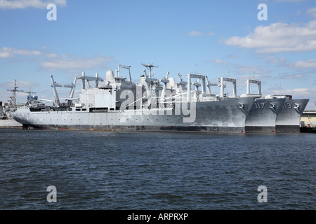 Anfibio tre navi Cargo (LAK classe) ormeggiata in una linea fuori dal dock. Foto Stock