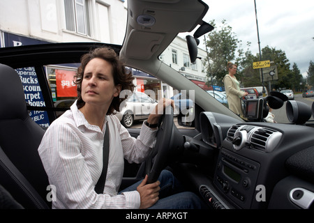 Alla guida di una nuova generazione MHD Micro hybrid drive guida a sinistra di Smart Car prodotta da Daimler Chrysler in una città del Regno Unito Foto Stock