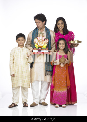 South Asian famiglia indiana con padre madre figlio e figlia in piedi con le signore Ganesh Foto Stock