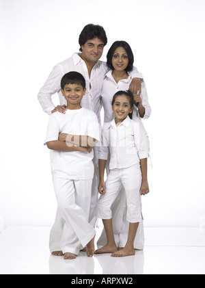 South Asian famiglia indiana con padre madre figlio e figlia Foto Stock