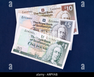 dh Scottish money Notes MONEY SCOTLAND UK Royal Bank of Scozia una banconota da 5 sterline in contanti da 10 sterline in valuta rbs Foto Stock