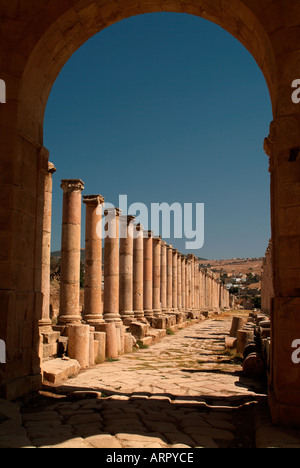 Nord colonnato Street attraverso il nord Tetrapylon città romana di Jerash Giordania Foto Stock