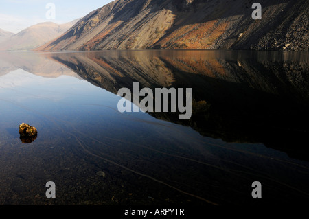 Scafell Pike e ghiaioni Wastwater da Wast Water. Foto Stock