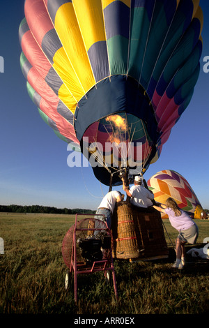 In mongolfiera ad aria calda che è preparato per sollevare Foto Stock