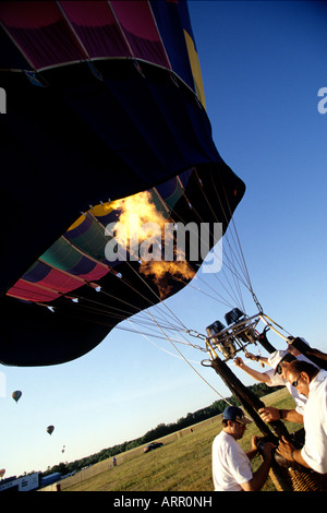 In mongolfiera ad aria calda che è preparato per sollevare Foto Stock