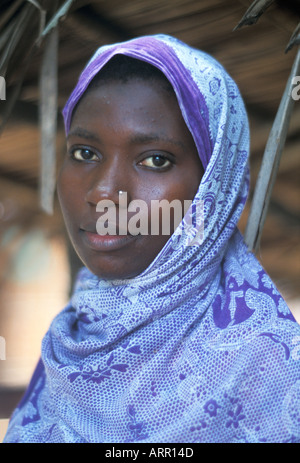 AFRICA KENYA KALIFI bella giovane africano donna musulmana con naso forato indossa foulard di testa di viola kanga panno Foto Stock