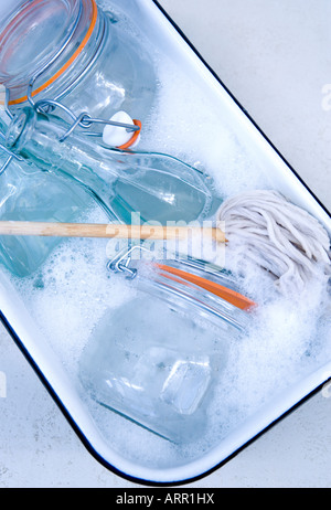 Smalto lavaggio fino ciotola e vetreria. Foto Stock