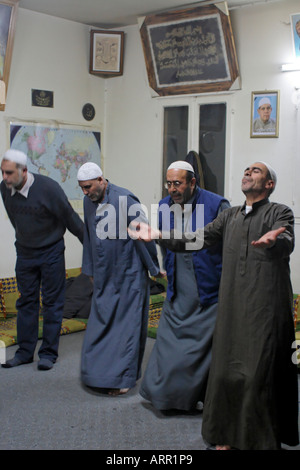 Israele la Galilea Il Sufi Sheich Abu Falastin conducendo il rituale di zikr ricordo di Allah Foto Stock