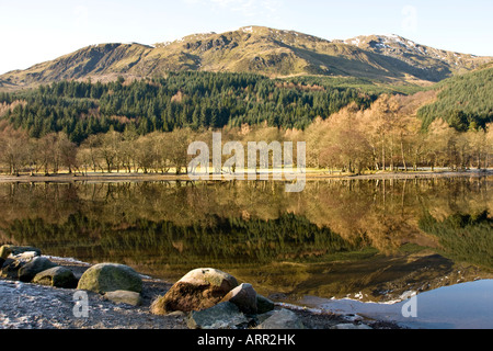 Scottish montagna di Ben Ledi riflettendo in Loch Lubnaig a nord di Callander in Scozia Foto Stock