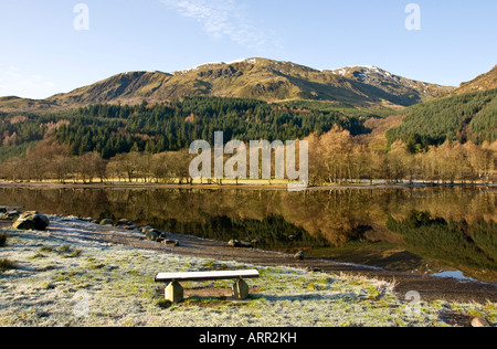 Scottish montagna di Ben Ledi riflettendo in Loch Lubnaig a nord di Callander in Scozia Foto Stock