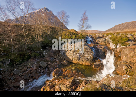 Stob Dearg all'estremità nord di Buachaille Etive Mor in Glen Coe in Scozia con River Etive tributory correre attraverso il Etive Mor cascata Foto Stock