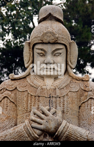 Statua di Pietra di un guerriero generale con mani giunte attraverso il suo petto sulla Via Sacra custodisce le Tombe dei Ming Foto Stock