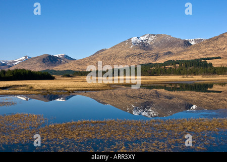 Montagna scozzese Stob Ghabhar e Loch Tulla presso il monte Nero in Scozia Foto Stock