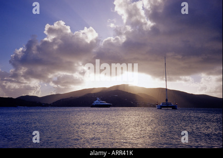 Una barca ancorata in North Sound, Virgin Gorda, Isole Vergini Britanniche Foto Stock