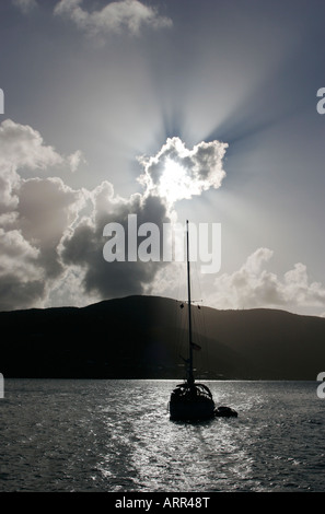 Una barca ancorata in North Sound, Virgin Gorda, Isole Vergini Britanniche Foto Stock