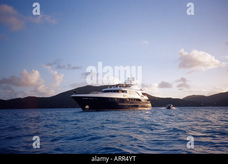 Una barca ancorata in North Sound, Virgin Gorda, Isole Vergini Britanniche Foto Stock