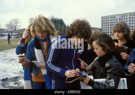 Kevin Keegan calciatore che gioca per il club tedesco occidentale Hamburger SV. Amburgo Germania anni '70 firma autografi per i tifosi OMERO SYKES Foto Stock