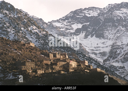 Imlil Berber villaggio Alto Atlante Montagne Jebel Toubkal o Tubkal montagna Marocco Africa del Nord 2007, 2000, OMERO SYKES Foto Stock