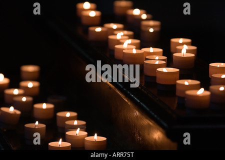 Candela accesa la fiamma accesa disposti Foto Stock