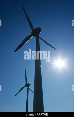 Turbina eolica nel cielo blu chiaro con nessuno, grande per energia e temi di sostenibilità Foto Stock