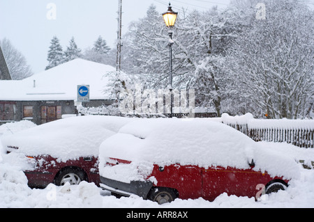 Nevicate invernali in Braemar, automobili parcheggiate Foto Stock