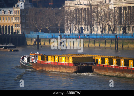 Barca chiatte di traino, fiume Thames, London, England, Regno Unito Foto Stock