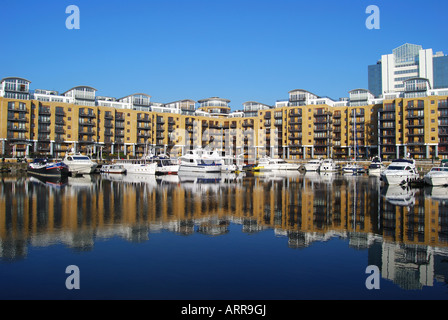 Riverside Apartments, St.Katherines Docks, Tower Hamlets, London, England, Regno Unito Foto Stock