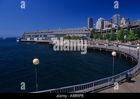Seattle Waterfront con Puget Sound e il Seattle Aquarium e il centro cittadino di edifici a Seattle nello Stato di Washington STATI UNITI D'AMERICA Foto Stock