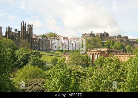 Il Castello di Edimburgo e una vista attraverso il Tumulo e Princes Street Gardens, Edimburgo, Scozia Foto Stock