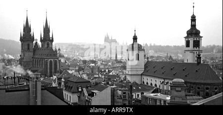 Visualizzazione Bianco e nero di Praga da tetti di Praga Repubblica Ceca Foto Stock