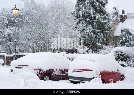 Nevicate invernali in Braemar, automobili parcheggiate Foto Stock