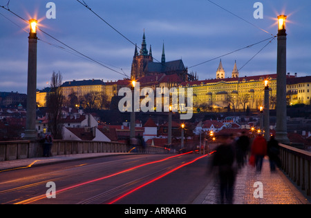 La vista del Castello di Praga e Ponte Maines, Repubblica Ceca Europa Foto Stock