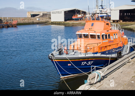 Una scialuppa di salvataggio si siede a Buckie Harbour in attesa di riparazione. Foto Stock