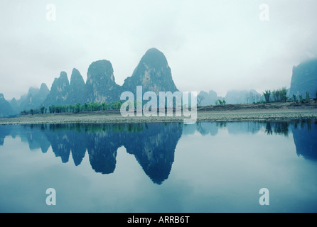 Il Fiume Lijiang in una giornata di gennaio, provincia di Guangxi, Cina Foto Stock