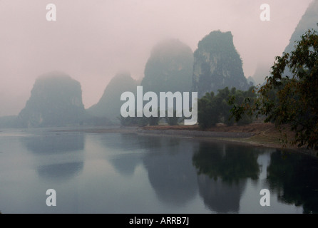 Il Fiume Lijiang in una nebbiosa giornata di gennaio, provincia di Guangxi, Cina Foto Stock