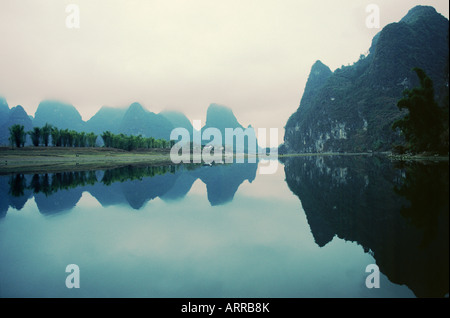 Il Fiume Lijiang in una giornata di gennaio, provincia di Guangxi, Cina Foto Stock